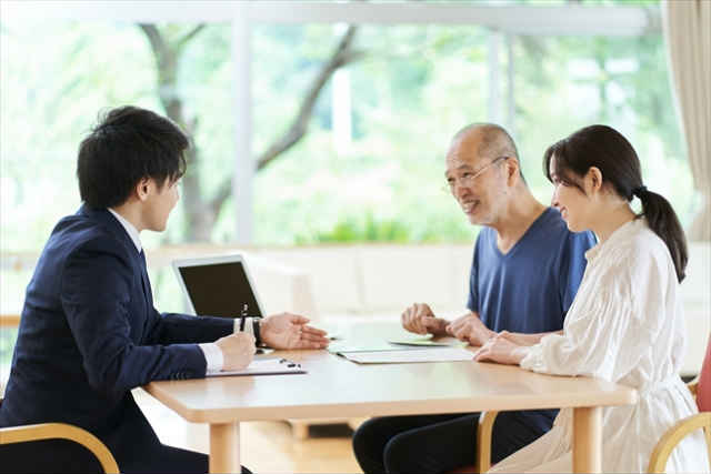 老人ホームの相談風景