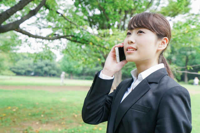 相談員が電話しているシーン